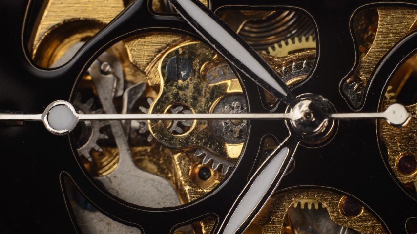 Zegarki szwajcarskie mają bardzo eleganckie mechanizmy, co widać na zdjęciu.