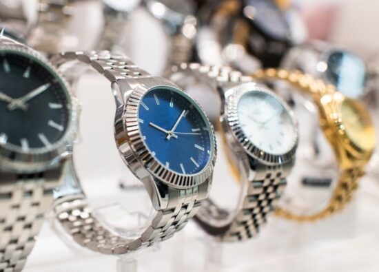 Jak promować swój sklep internetowy z zegarkami? Na zdjęciu zegarki na wystawie.